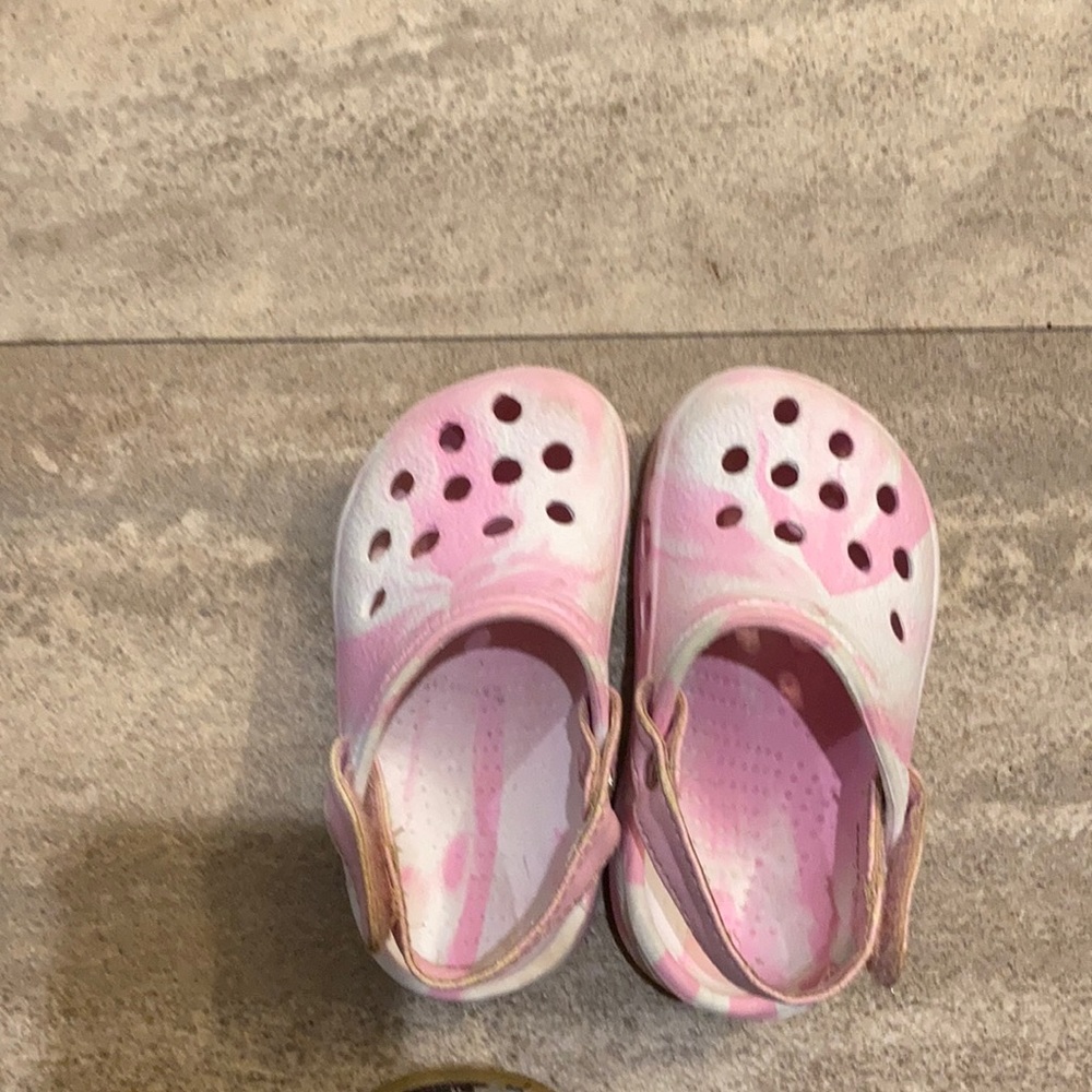 GIRL CROCs